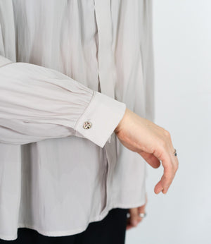 パウダーサテンギャザーブラウス