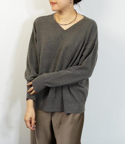 Vネックコンパクトニット