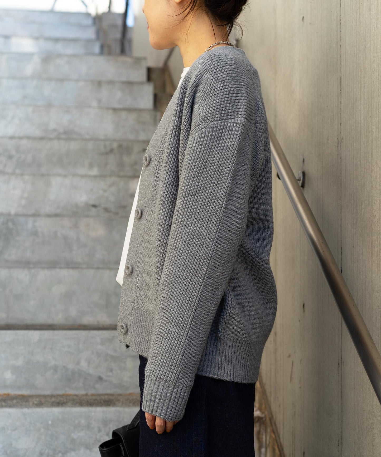 Vネックカーディガン