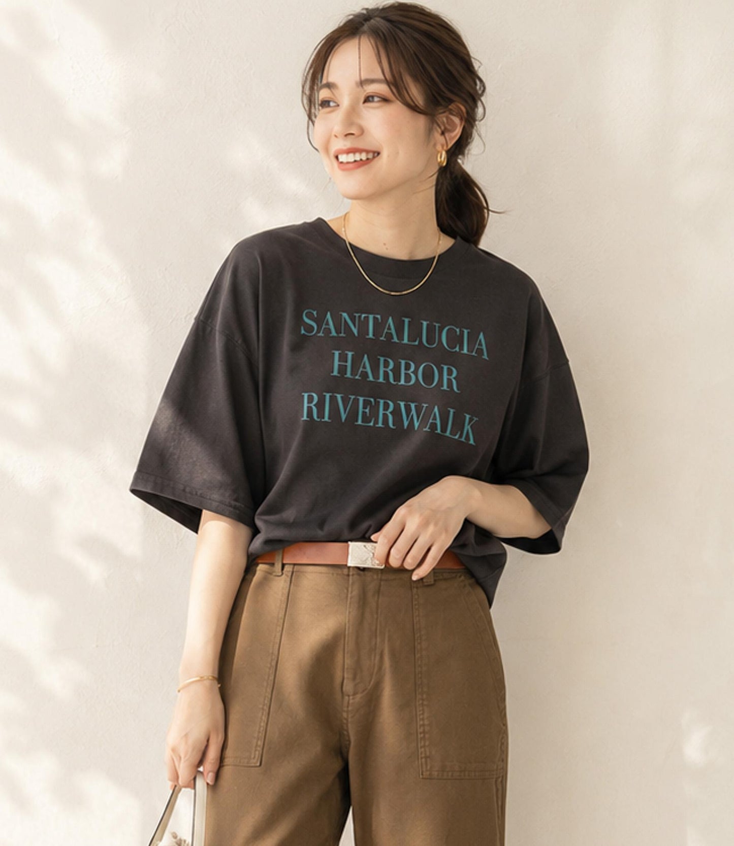 フレア袖レタリングTシャツ