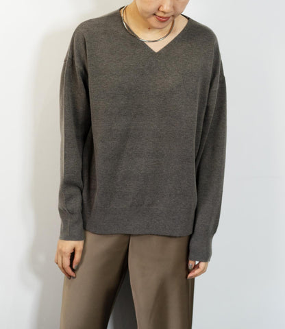 Vネックコンパクトニット