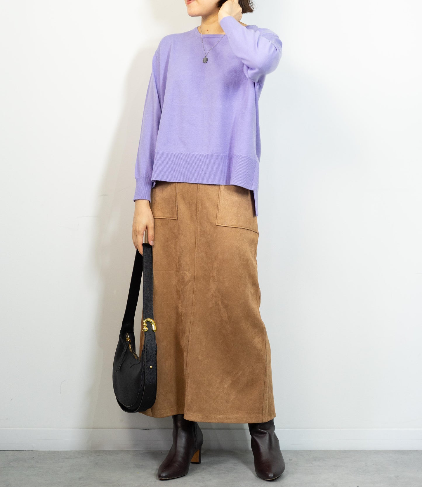 クルーネックサイドスリットニット