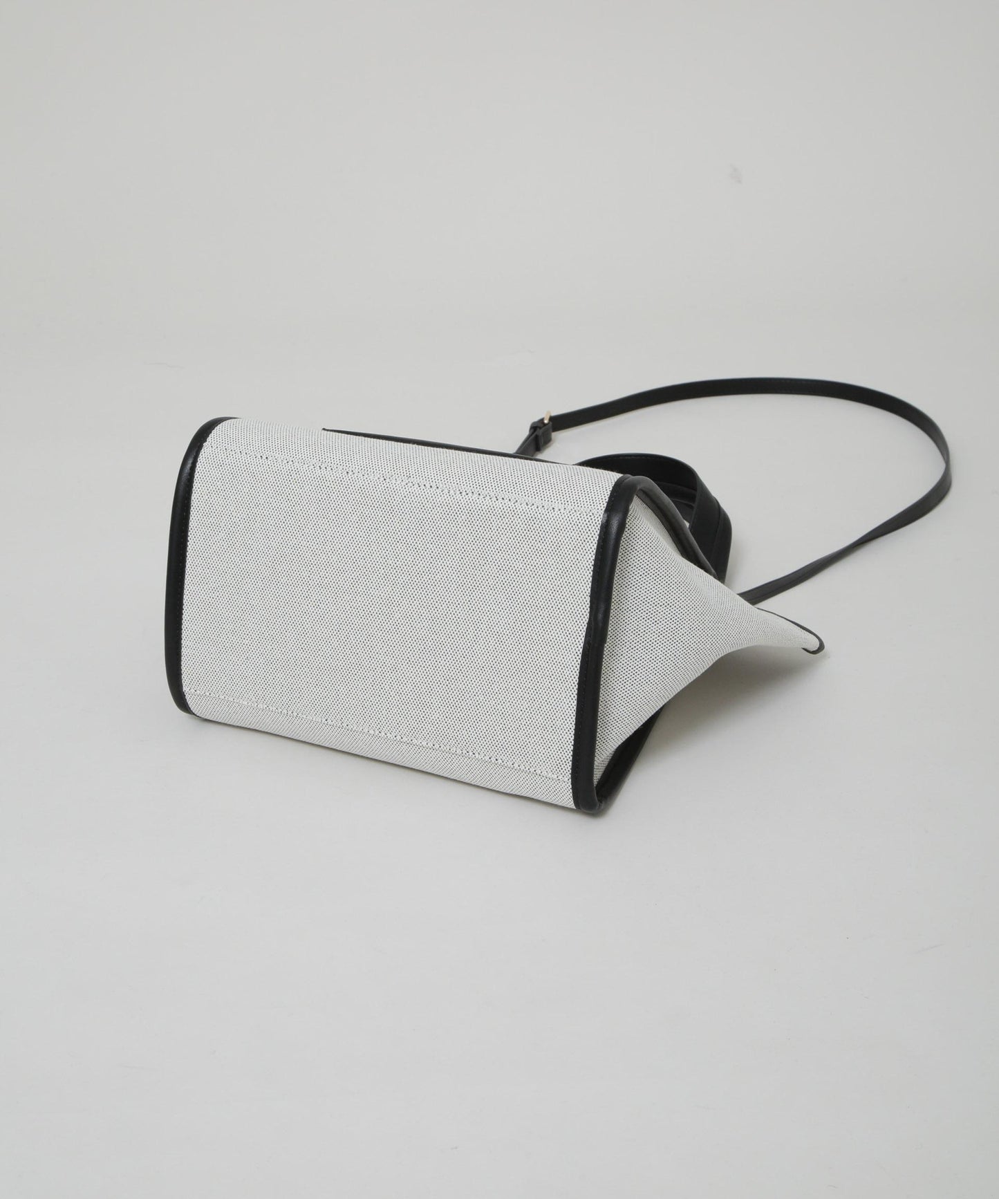 キャンバス×フェイクレザーポケットバッグ