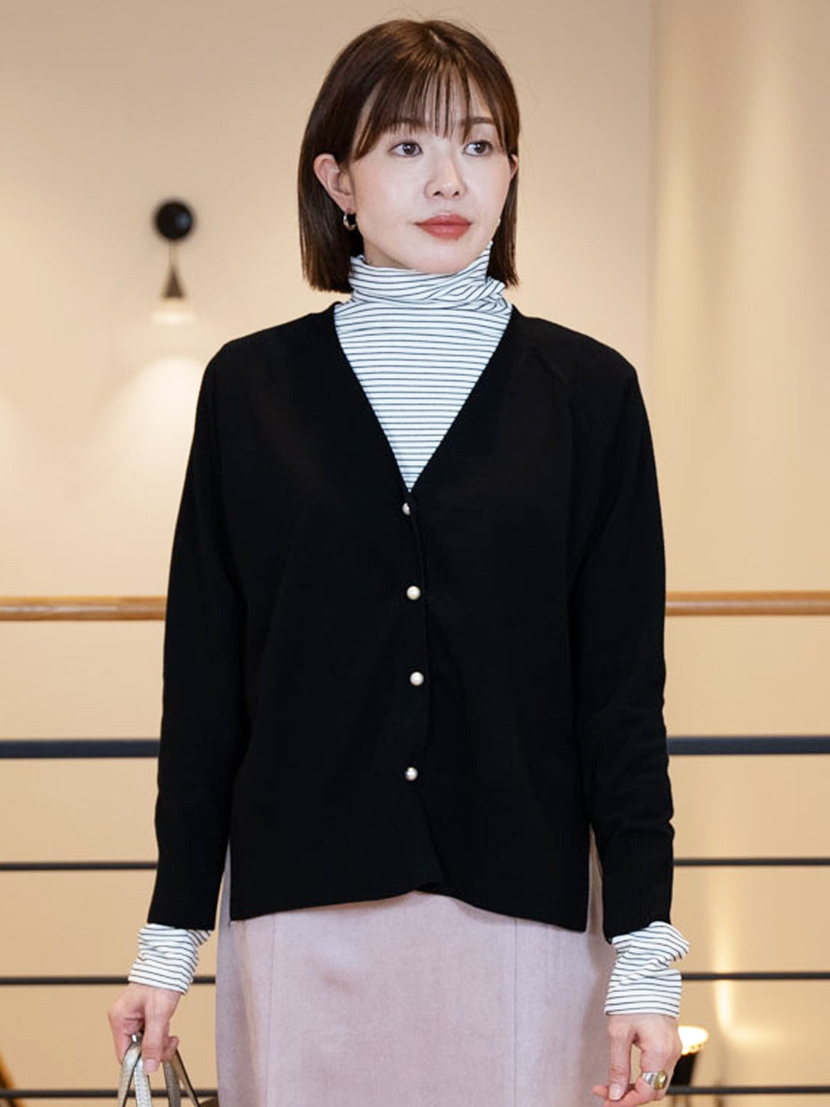 パールボタンVネックカーディガン