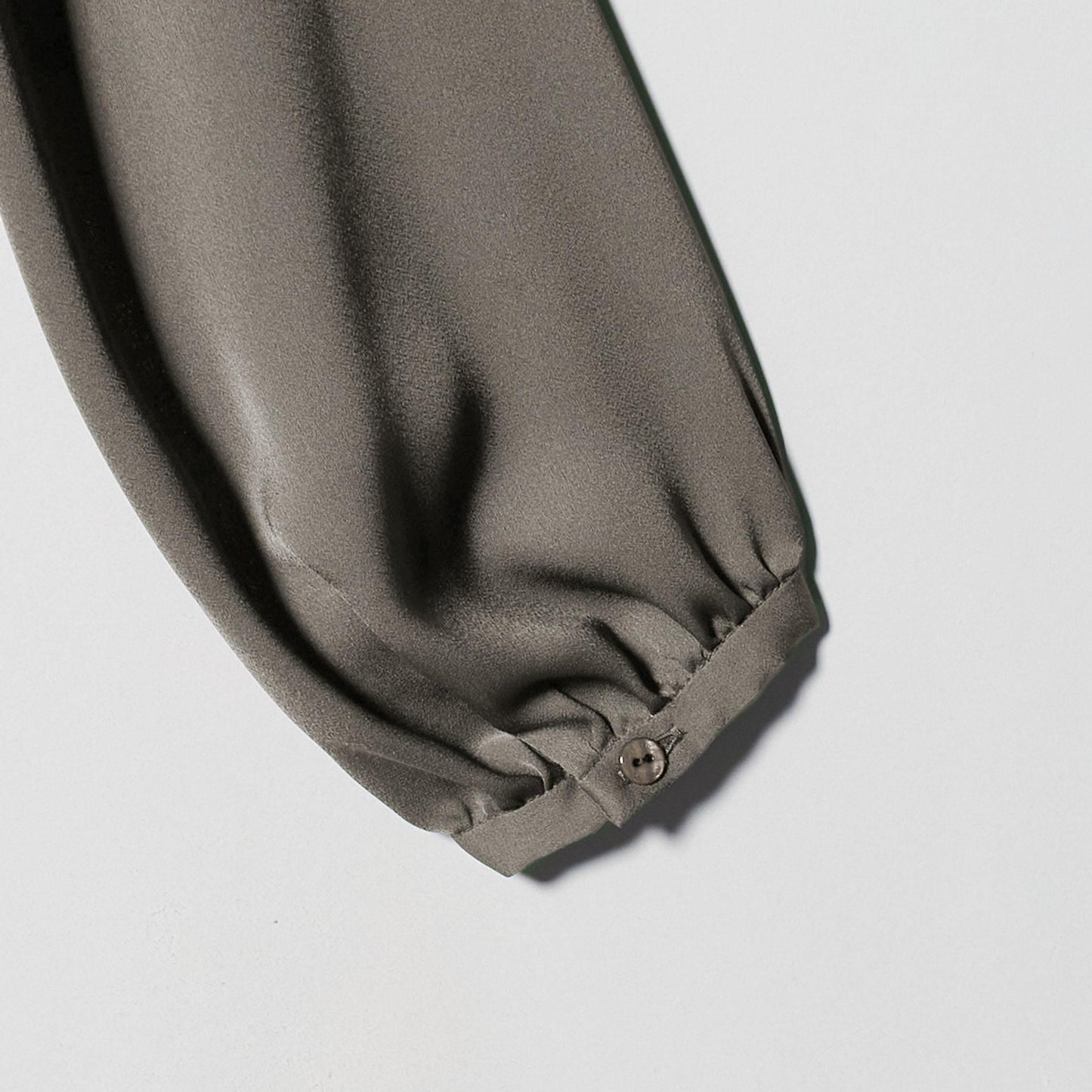 バック サテン Vネック ロングスリーブ ブラウス ‐ウォッシャブル‐