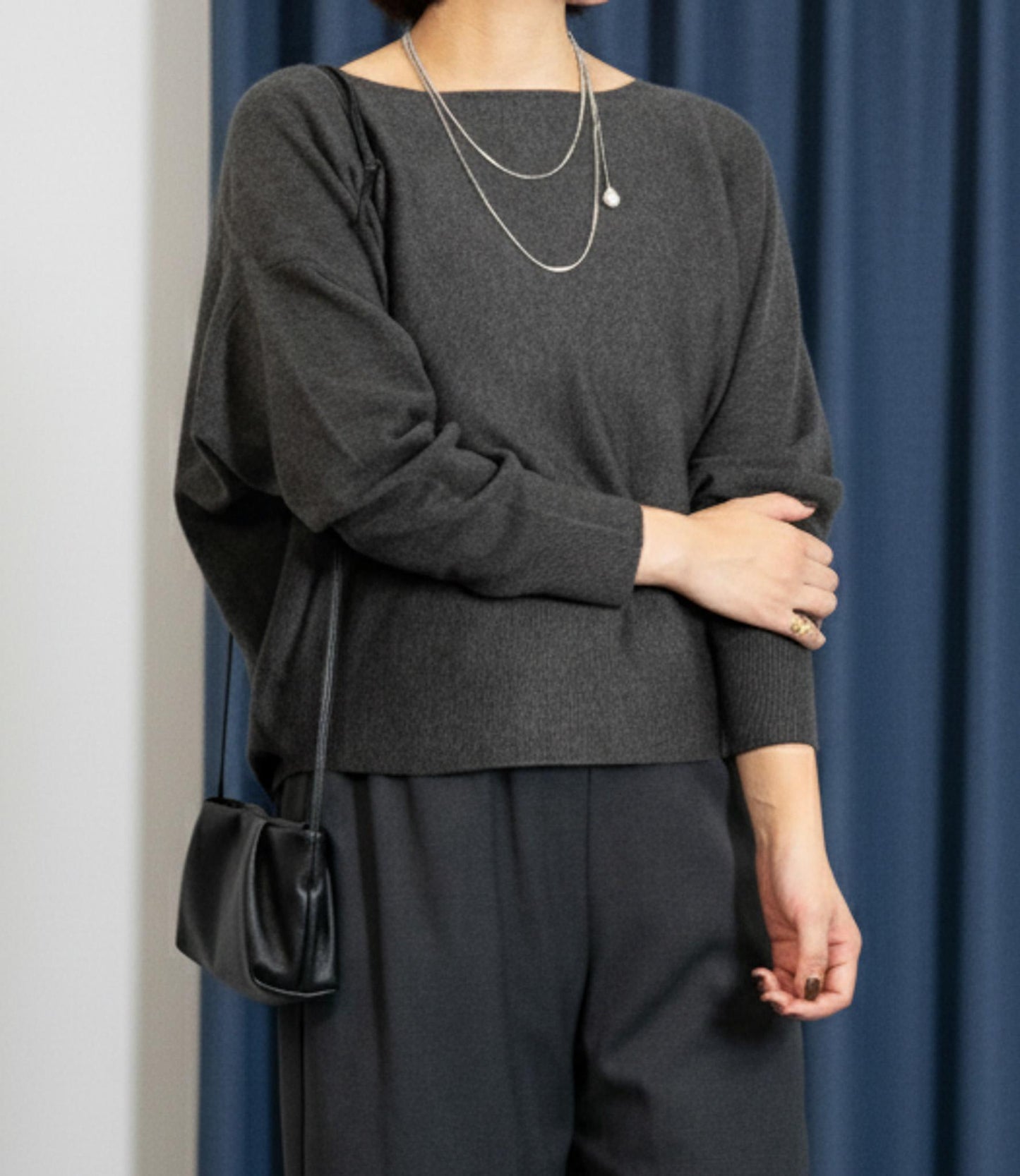 ボートネックラウンドニット