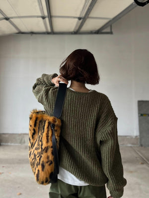 ケーブル編みカーキニット