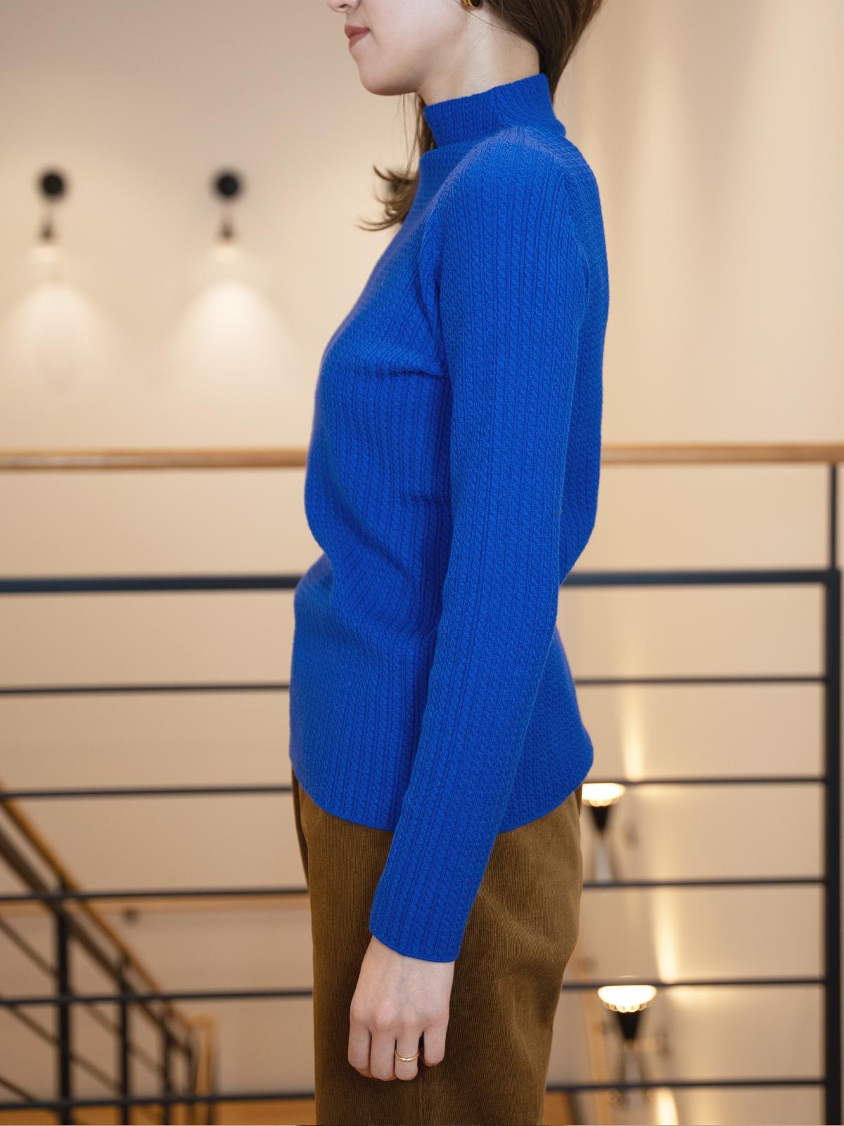 ケーブル柄ボトルネックニット