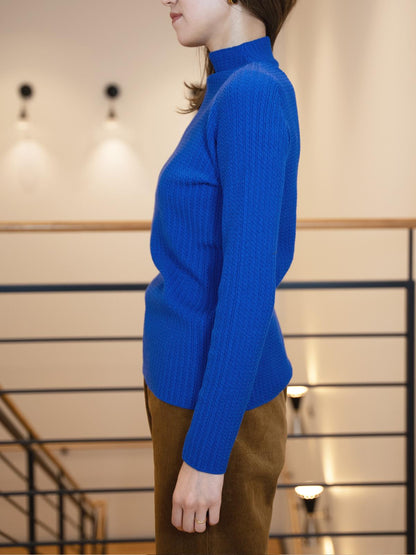 ケーブル柄ボトルネックニット