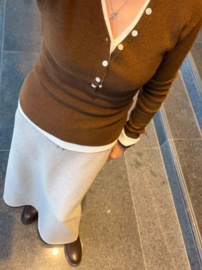 リブボタンVネックニット