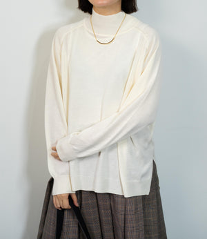 モックネックラグランニット