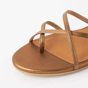 ナロウベルト トングサンダル（2.5cmヒール）