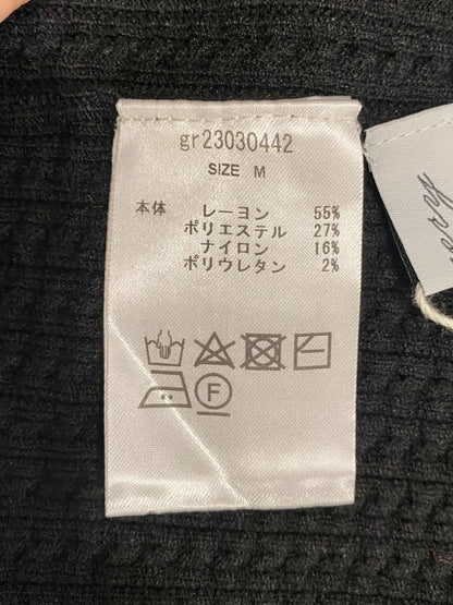 ケーブル柄ボトルネックニット