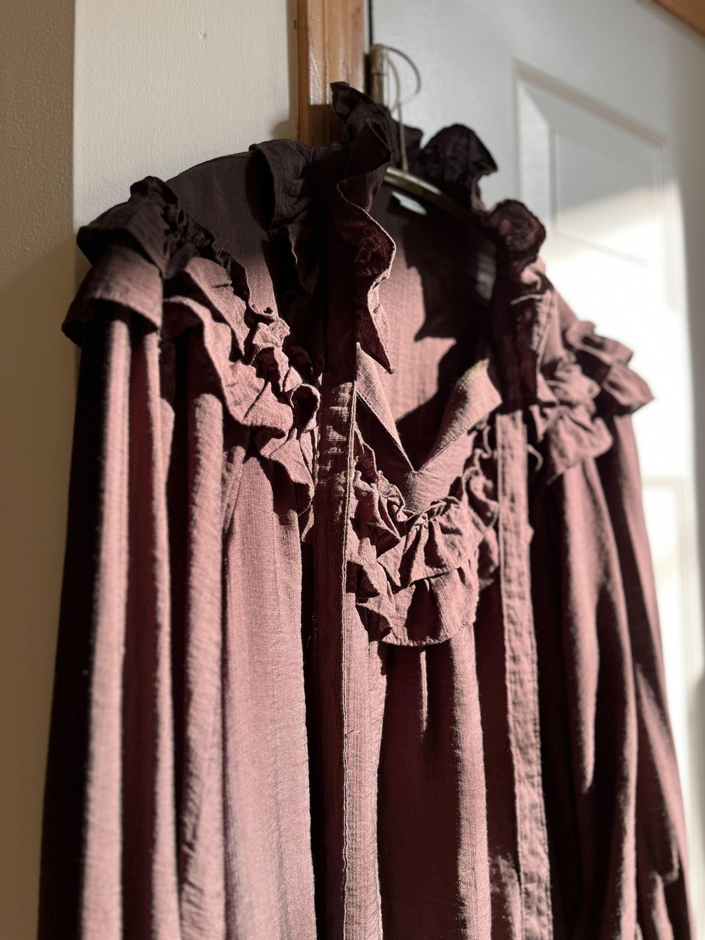 フリルネックボリュームスリーブブラウス