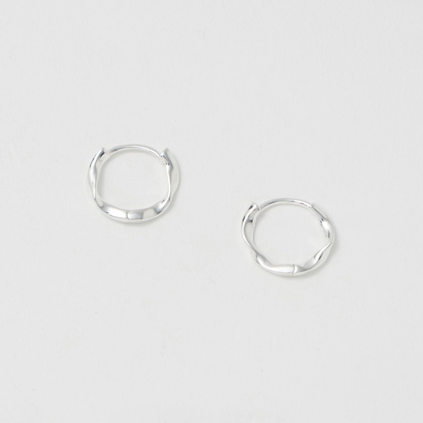 ＜ANNA SOTTILOTTA＞ヒネリフープピアス