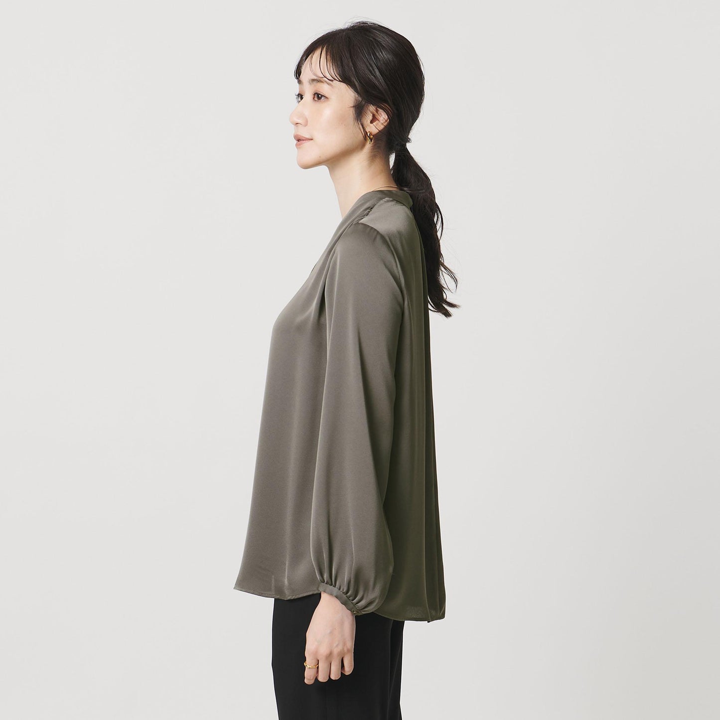 バック サテン Vネック ロングスリーブ ブラウス ‐ウォッシャブル‐