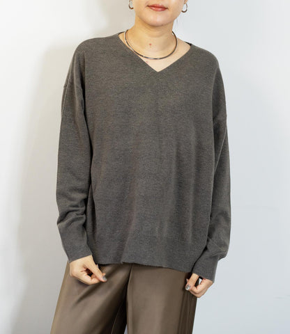 Vネックコンパクトニット