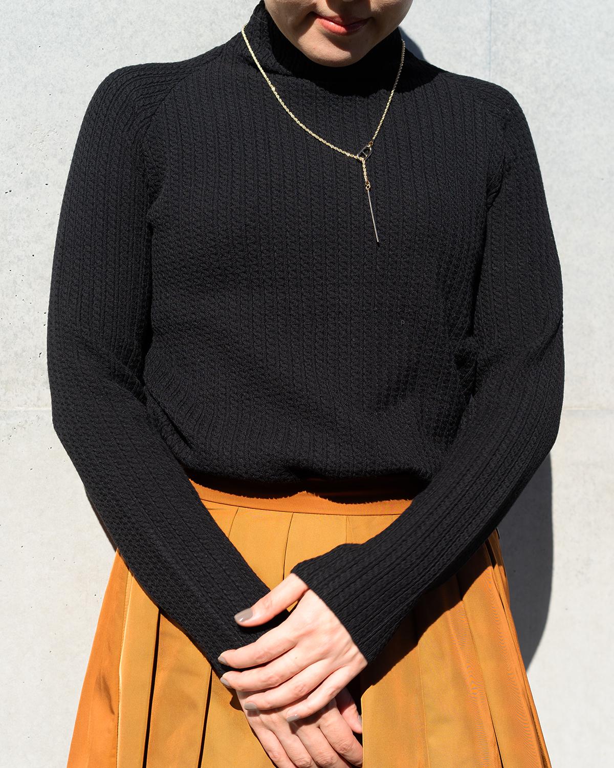 ケーブル柄ボトルネックニット