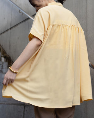 バックティアードバンドカラー半袖ブラウス