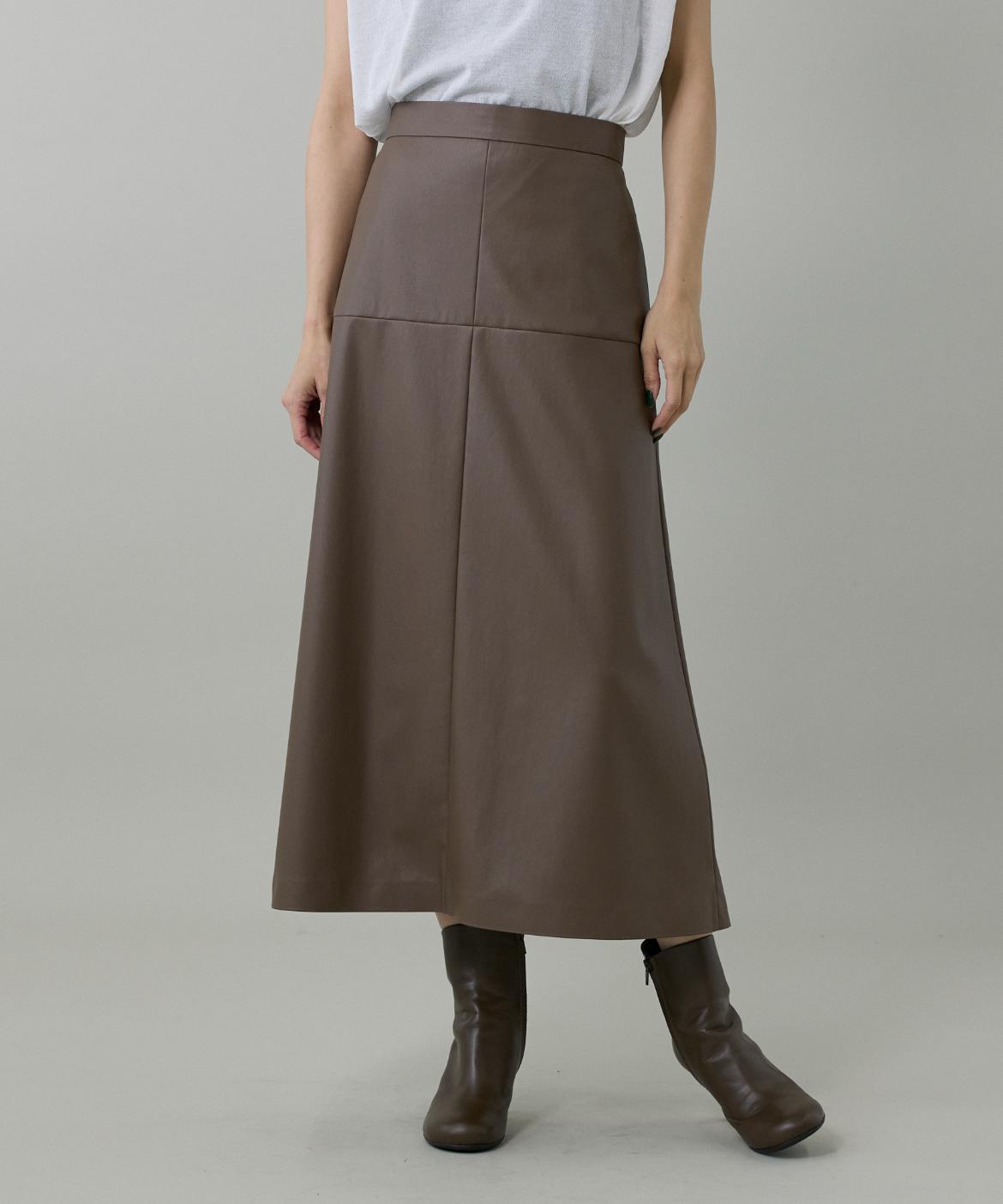 フェイクレザートラペーズスカート