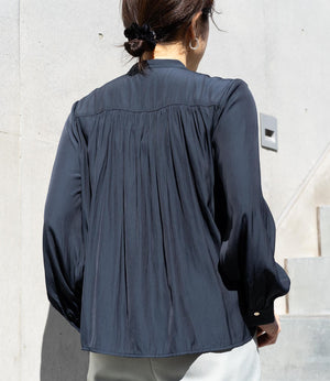 パウダーサテンギャザーブラウス