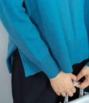 クルーネックサイドスリットニット