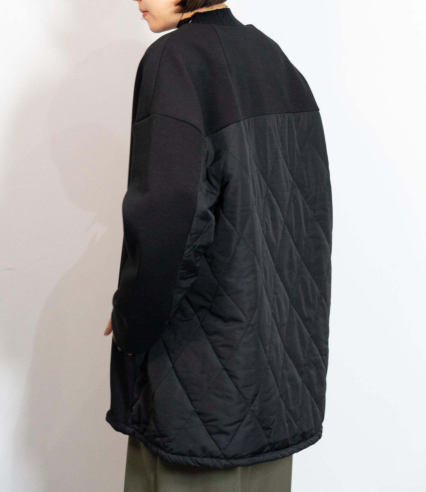 キルティング切替ノーカラーミディコート