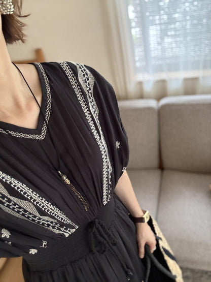 モノトーン刺繍Vネックシャーリングワンピース