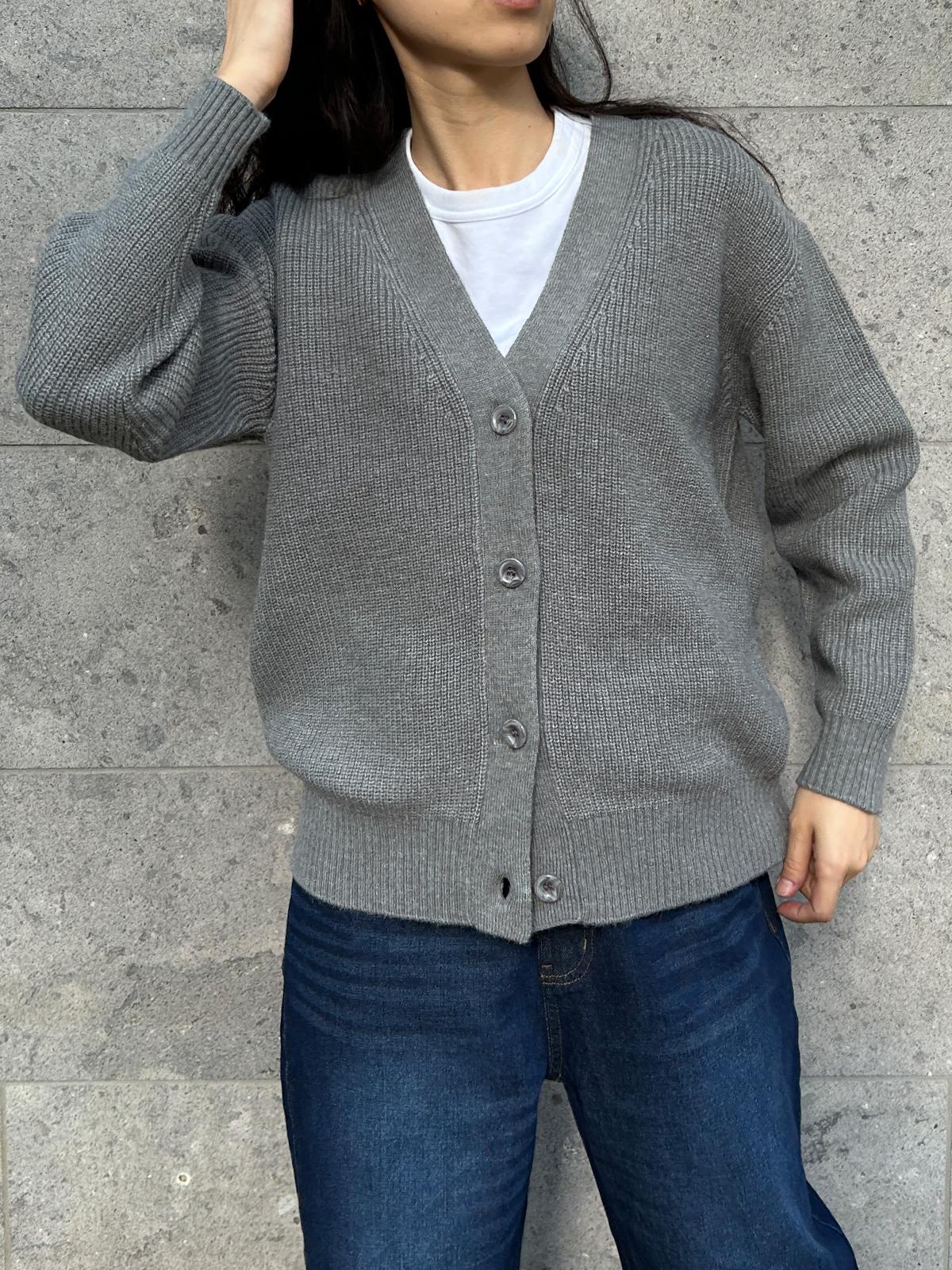 Vネックカーディガン