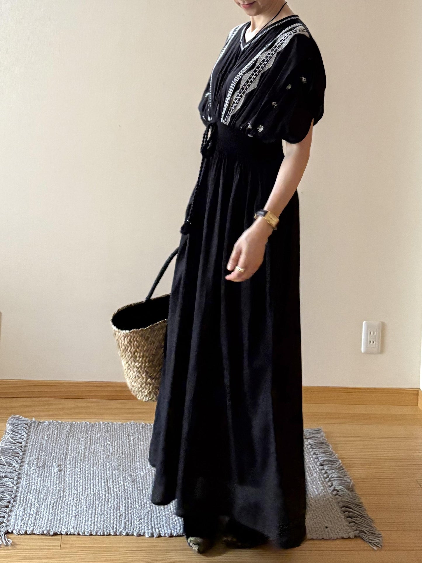 モノトーン刺繍Vネックシャーリングワンピース