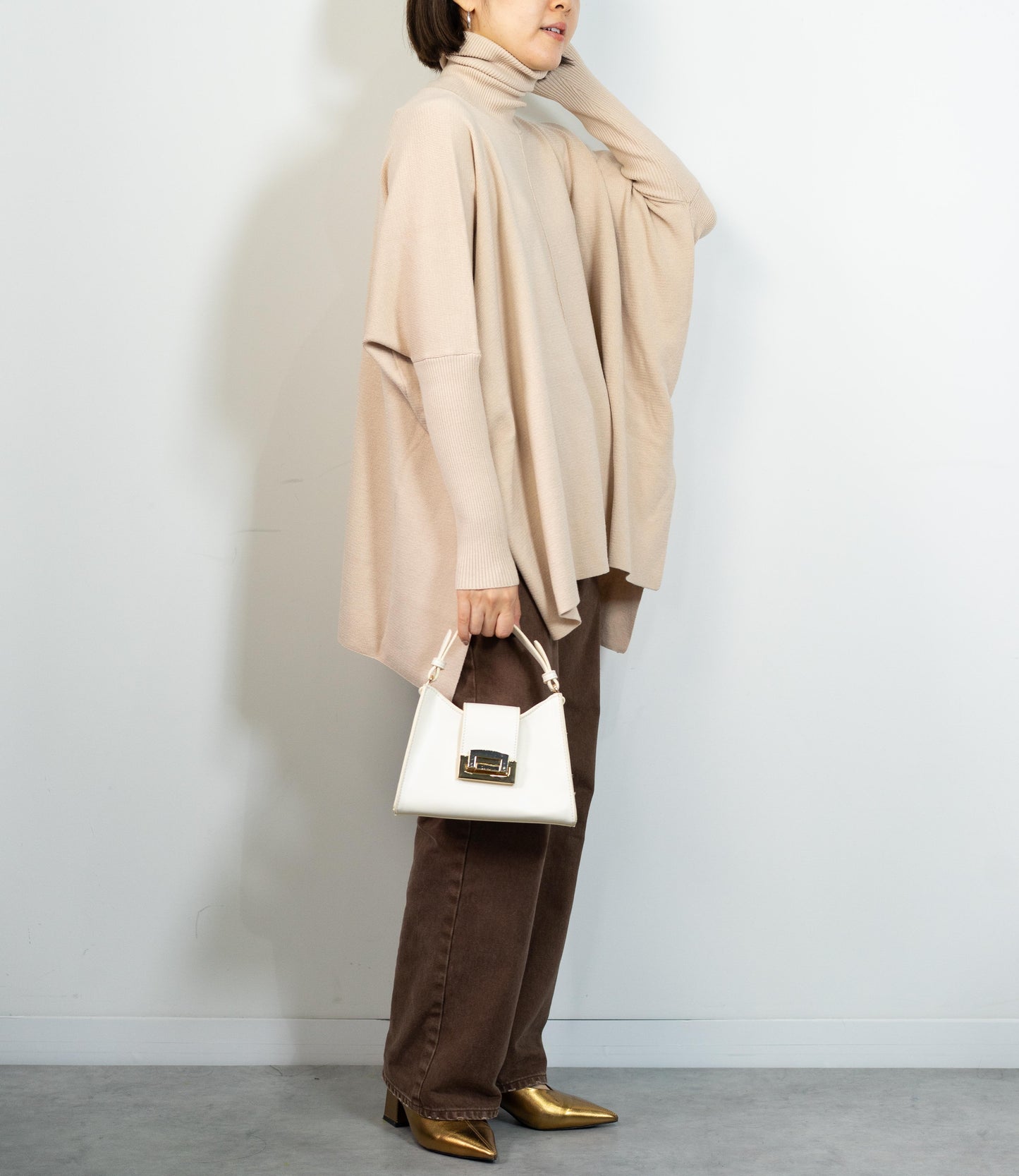 ハイネックポンチョニット