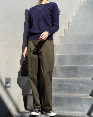 クルーネックストレートニット