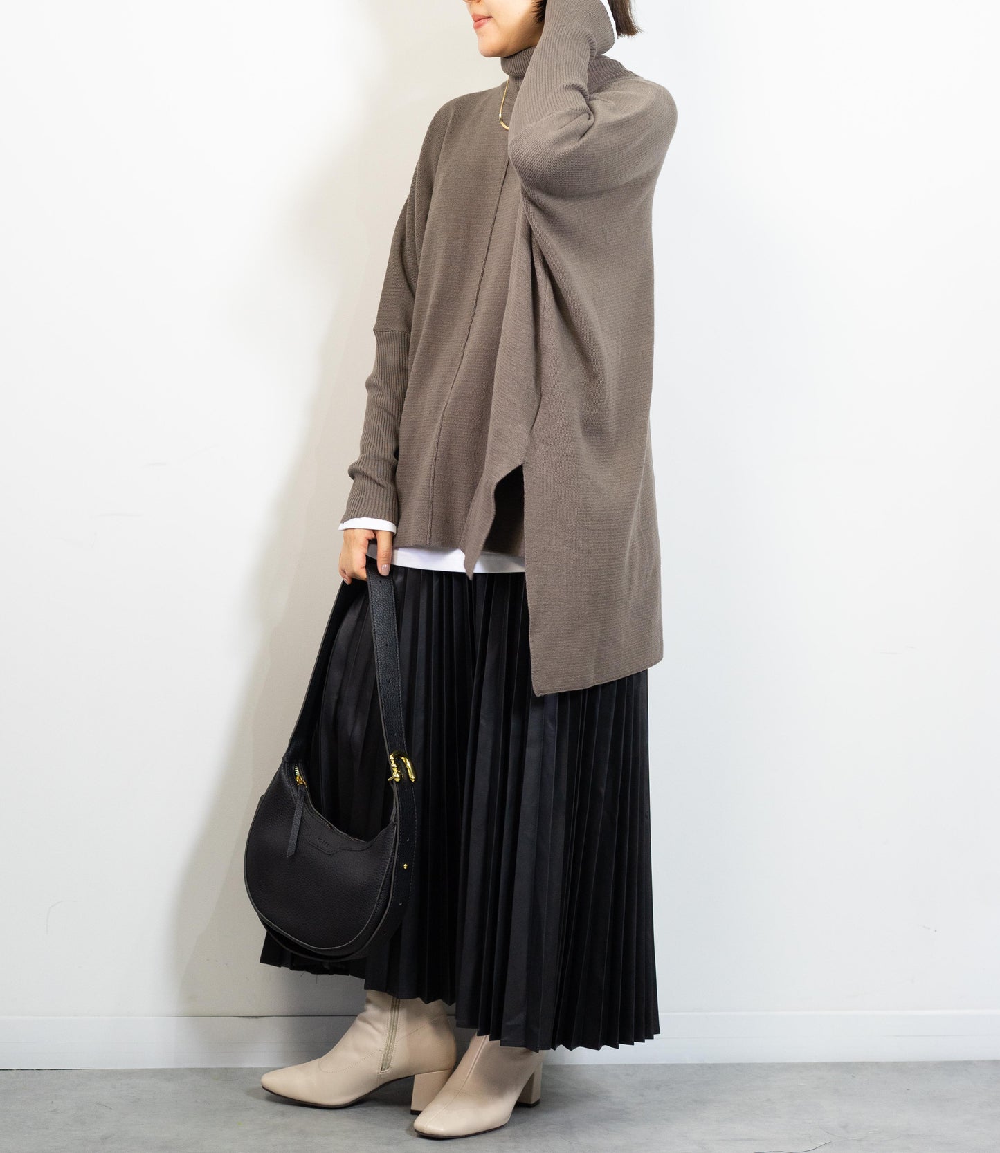 ハイネックポンチョニット