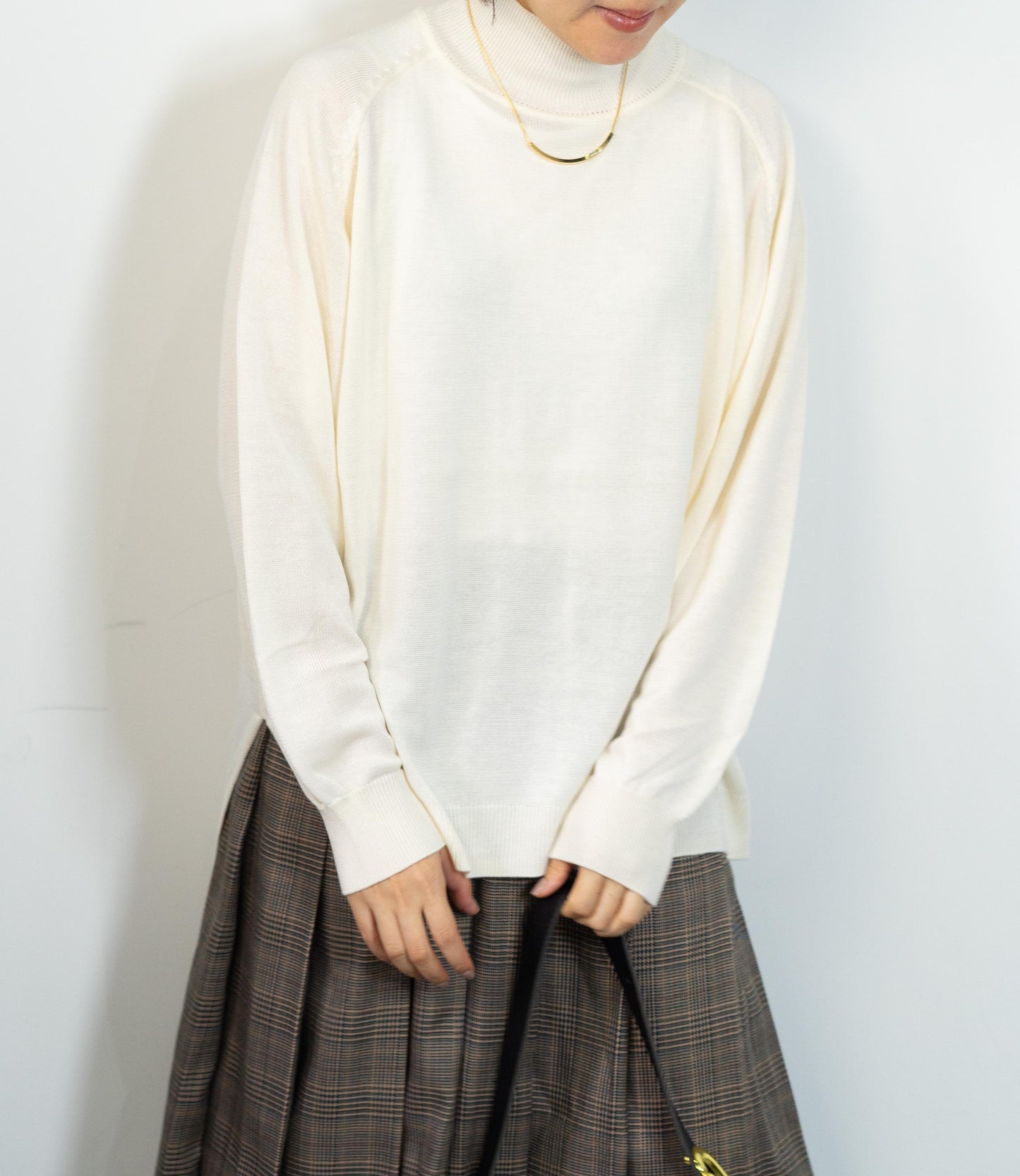 モックネックラグランニット