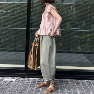 オリーブ色のカーキバレルパンツ