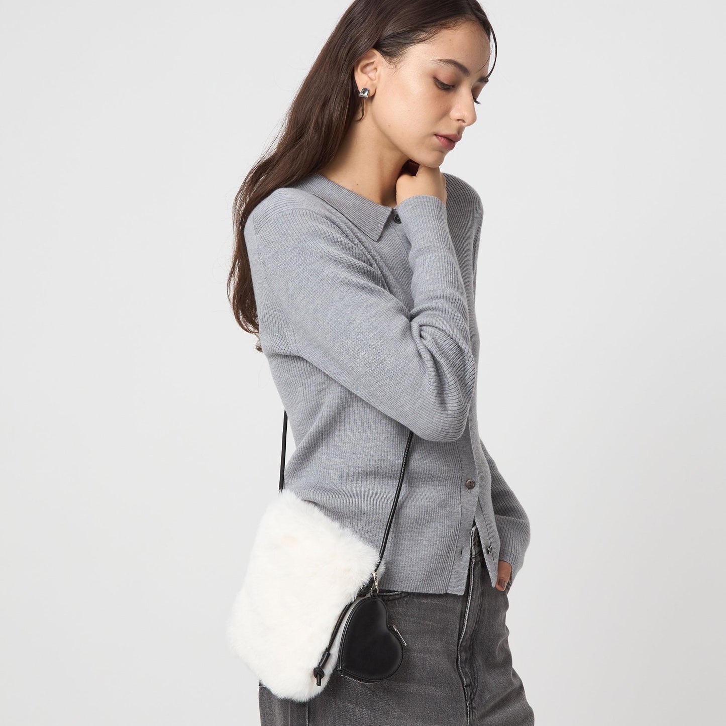 ファーショルダーバッグ ハートチャーム付き