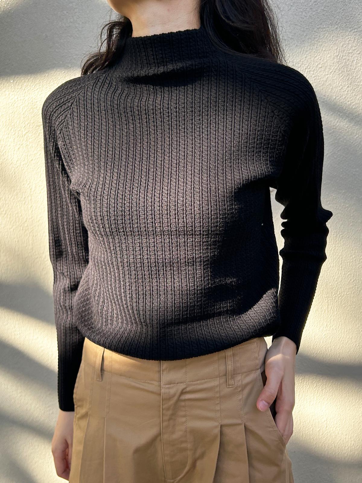 ケーブル柄ボトルネックニット