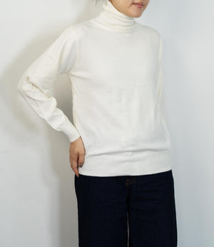 タートルネックソフトニット