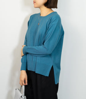 クルーネックサイドスリットニット