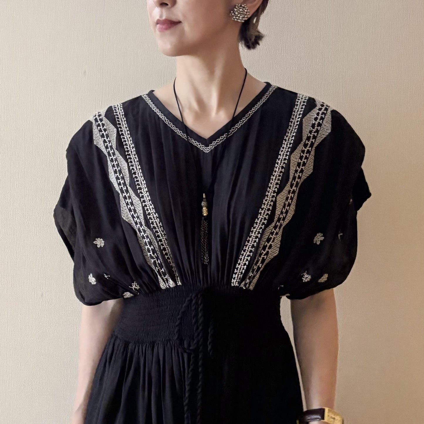 モノトーン刺繍Vネックシャーリングワンピース