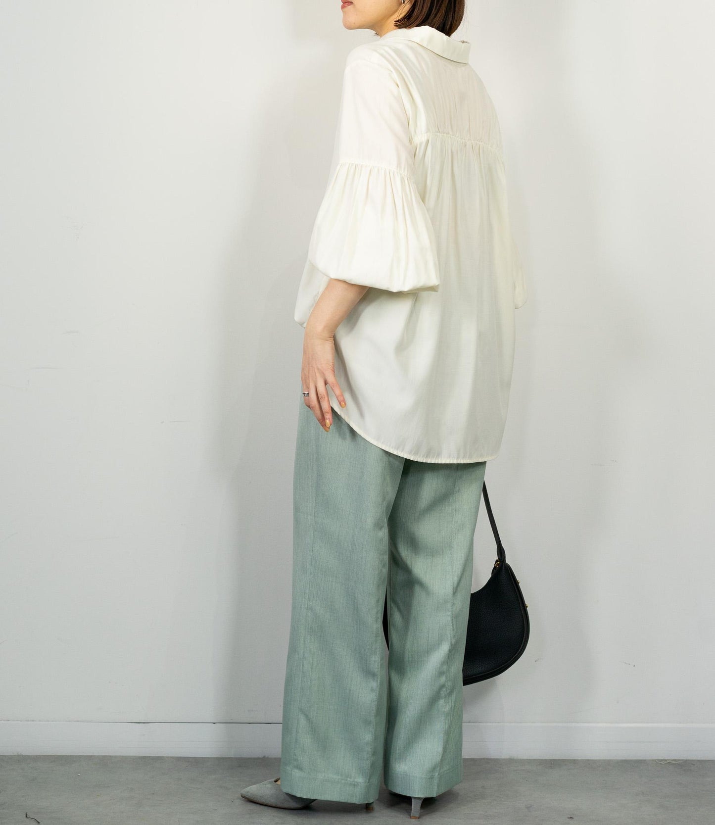 バンドカラーギャザーボリュームブラウス