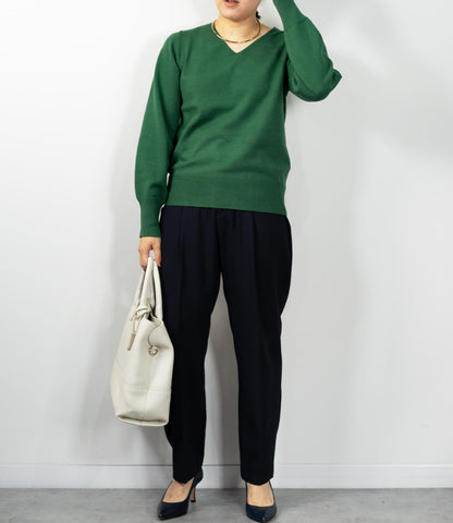 コンパクトVネックニット