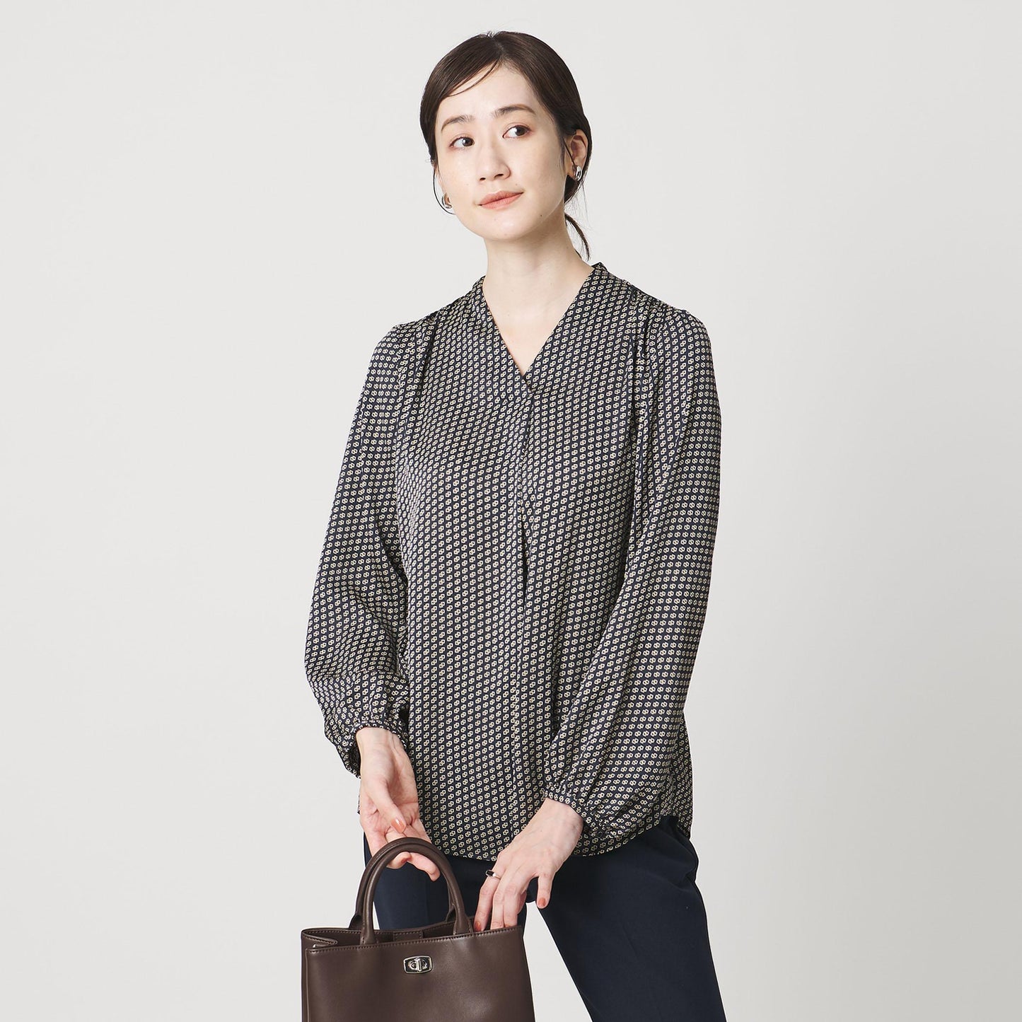 バック サテン Vネック ロングスリーブ ブラウス ‐ウォッシャブル‐