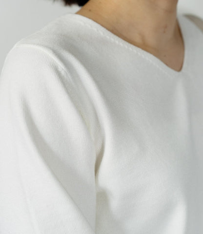 コンパクトVネックニット