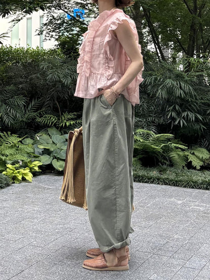 オリーブ色のカーキバレルパンツ