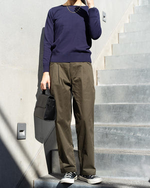 クルーネックストレートニット