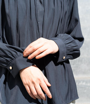 パウダーサテンギャザーブラウス