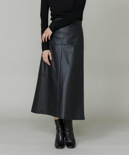 フェイクレザートラペーズスカート