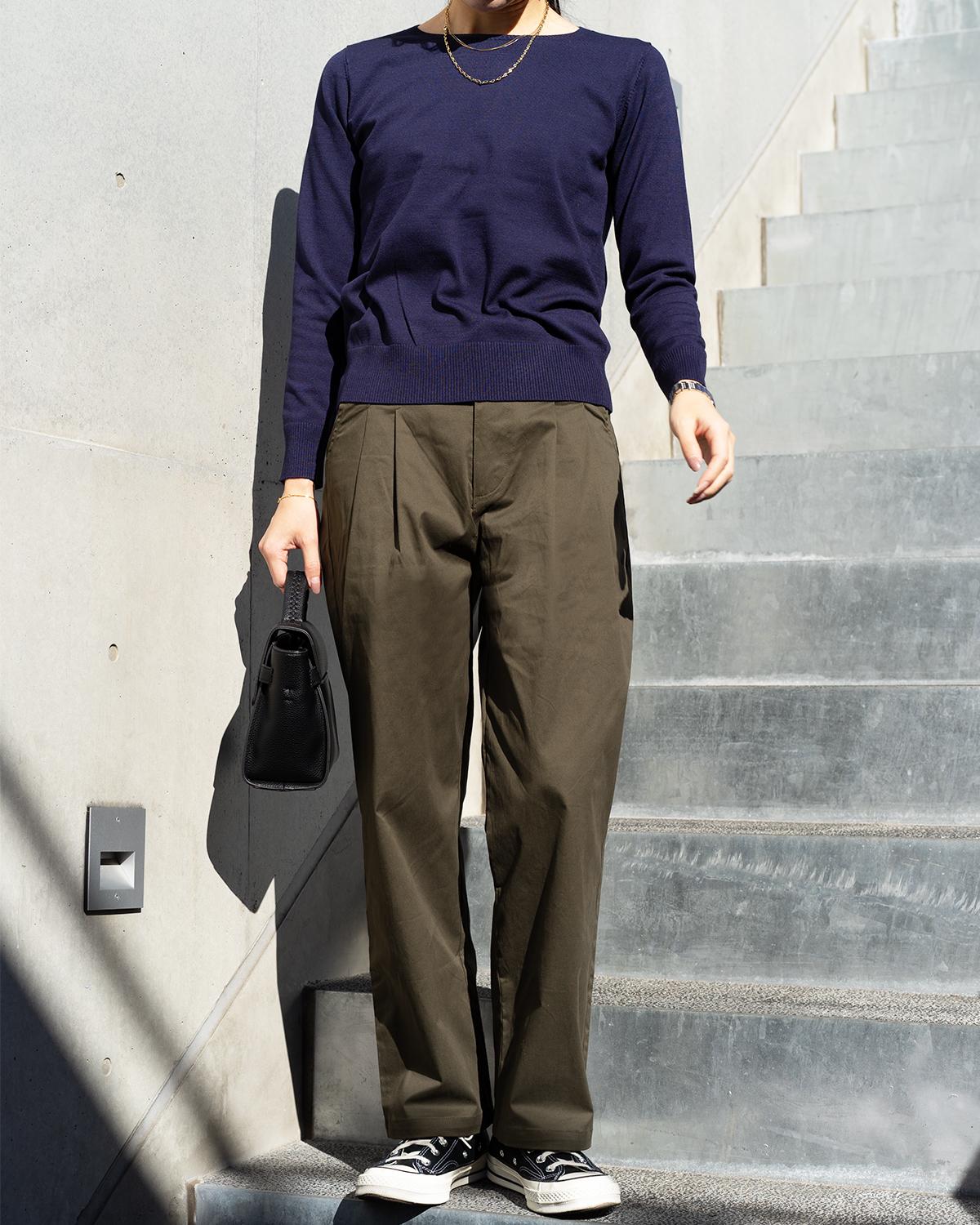 クルーネックストレートニット