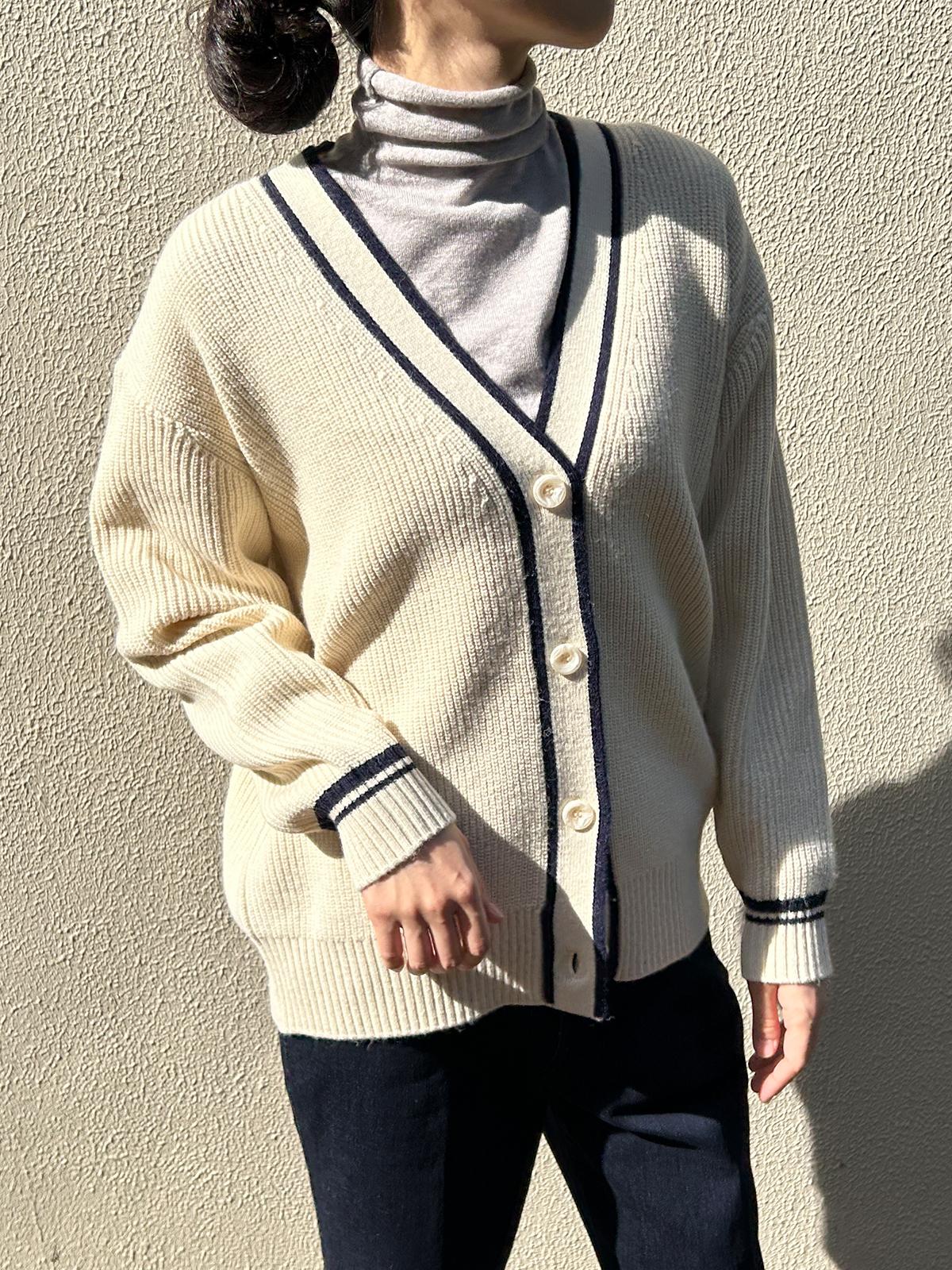 Vネックカーディガン